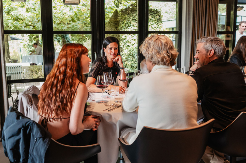 Sofie in gesprek aan tafel